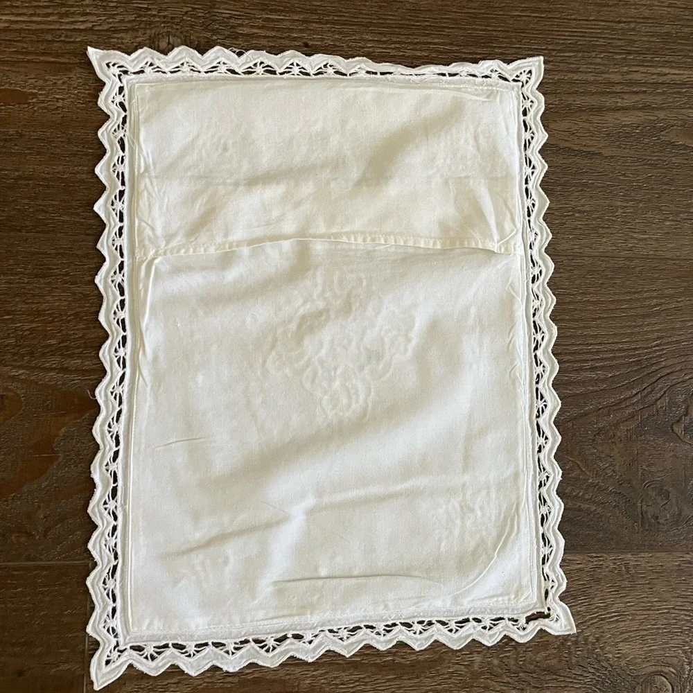 White Lace Trimmed Tablecloth 22/24 inches